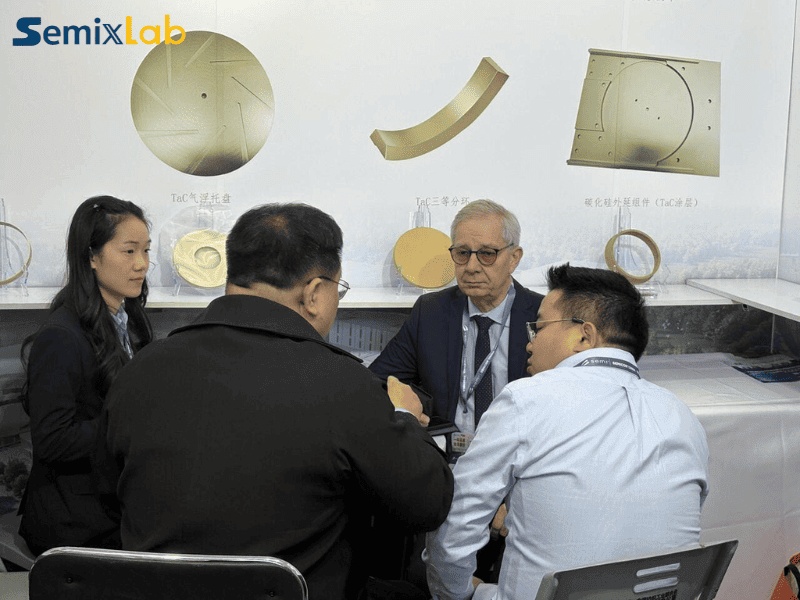 It-tekniċi jwieġbu mistoqsijiet dwar il-kisi tas-SIC tas-CVD